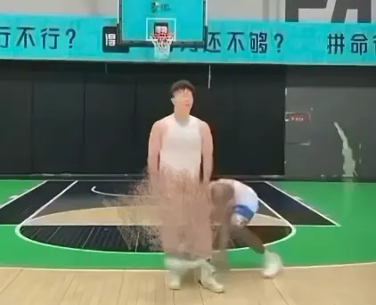 《牛教练的裤子》完整版在线观看-黑哥不讲武德偷袭牛教练爆笑名场面-《牛教练的裤子》无广告免费看
